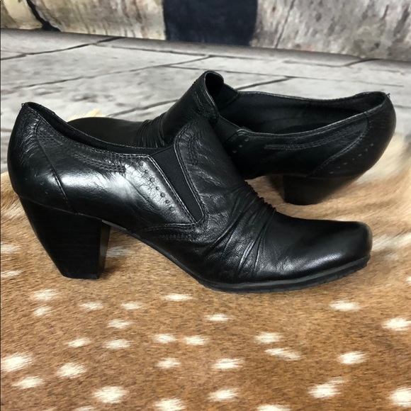 baretraps uriel ankle booties